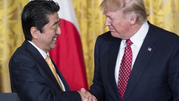 O primeiro-ministro do Japão, Shinzo Abe, cumprimenta o presidente dos EUA, Donald Trump, em encontro na Casa Branca - Sputnik Brasil