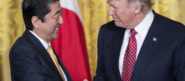 O primeiro-ministro do Japão, Shinzo Abe, cumprimenta o presidente dos EUA, Donald Trump, em encontro na Casa Branca - Sputnik Brasil