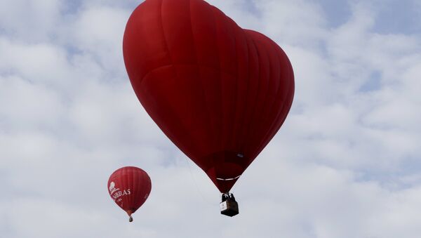 Balão de ar quente em forma de coração vou durante Love Cup 2016, na véspera do Dia dos Namorados - Sputnik Brasil