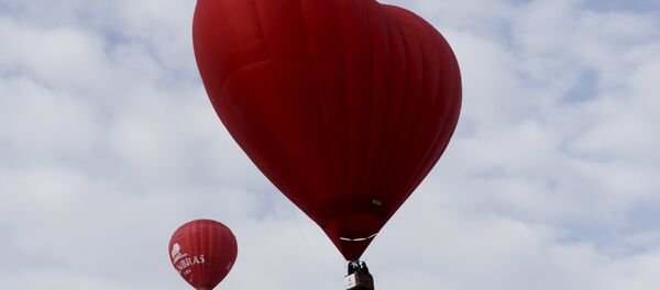 Balão de ar quente em forma de coração vou durante Love Cup 2016, na véspera do Dia dos Namorados - Sputnik Brasil