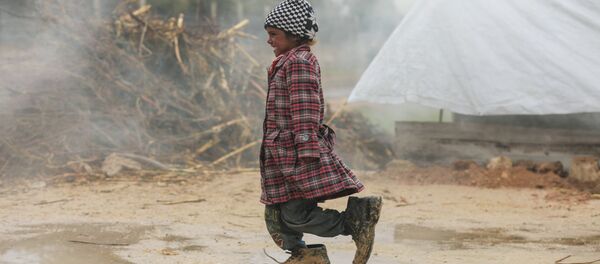 Menina síria deslocada passeia pelo campo de refugiados na região da planície de Damasco. Menina síria deslocada passeia pelo campo de refugiados na região da planície de Damasco. - Sputnik Brasil