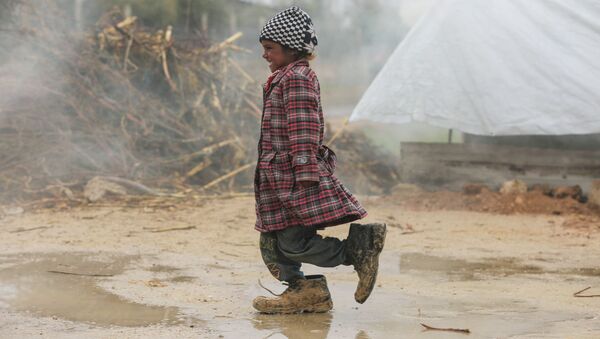 Menina síria deslocada passeia pelo campo de refugiados na região da planície de Damasco. - Sputnik Brasil