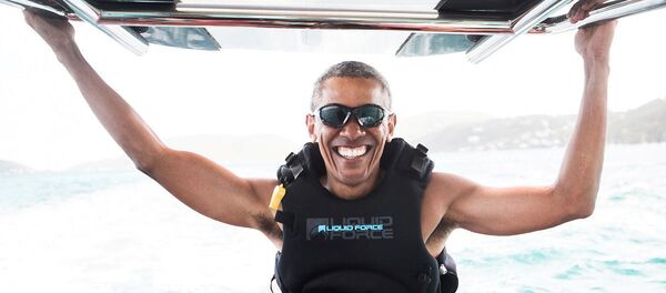 Ex-presidente dos EUA, Barack Obama, durante uma sessão de kitesurfing com o empresário britânico Richard Branson nas Ilhas Virgens Americanas. - Sputnik Brasil