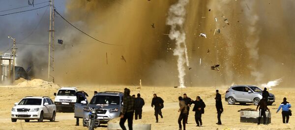 Palestinos correm para um refúgio em meio da fumaça após um ataque aéreo israelense contra um centro da organização palestina Hamas. - Sputnik Brasil