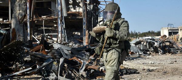 Sapador do Centro Internacional Anti-Minas das Forças Armadas russas desativa minas em Aleppo. - Sputnik Brasil
