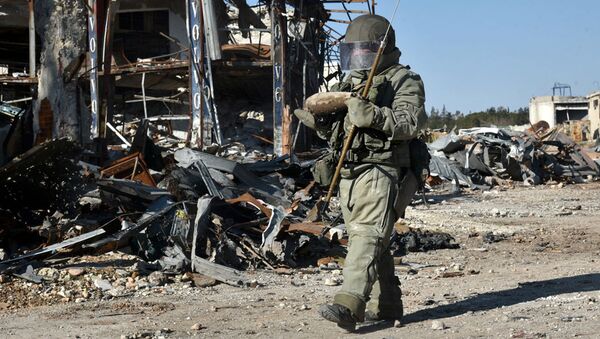Sapador do Centro Internacional Anti-Minas das Forças Armadas russas desativa minas em Aleppo. - Sputnik Brasil
