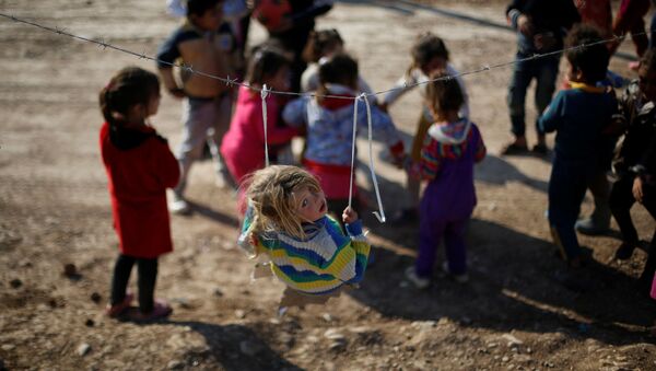 Crianças iraquianas deslocadas que fugiram do baluarte jihadista de Mossul com suas famílias brincam no campo de refugiados de Khazer. - Sputnik Brasil