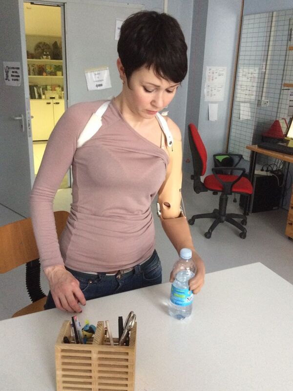 Anna Tuv com sua nova prótese - Sputnik Brasil