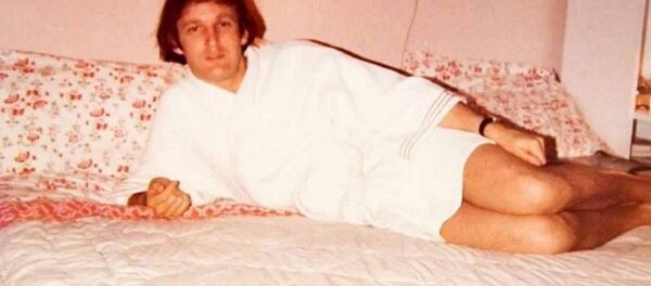 Foto de arquivo mostra Donald Trump mais novo e de roupão Foto de arquivo mostra Donald Trump mais novo e de roupão - Sputnik Brasil