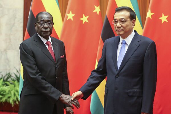 Robert Mugabe e Li Keqiang - Sputnik Brasil