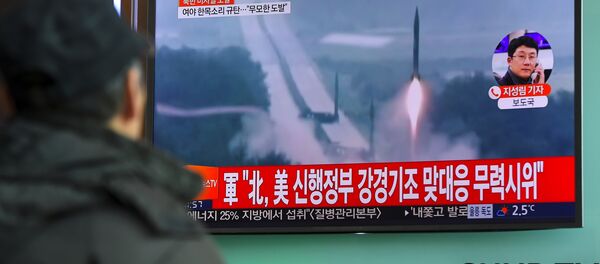 Homem vê a notícia mostrando imagens de arquivo do lançamento de mísseis da Coreia do Norte em uma estação ferroviária em Seul, em 12 de fevereiro de 2017. Nesse dia, a Coreia do Norte disparou um míssil balístico, em aparente provocação para testar a resposta do novo presidente Donald Trump, disse o Ministério da Defesa sul-coreano - Sputnik Brasil