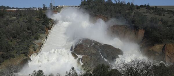 Água desce pelo vertedouro principal do dique de Oroville, perto da cidade de Oroville, Califórnia, 11 de fevereiro de 2017 - Sputnik Brasil