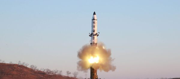 Lançamento do míssil balístico Pukguksong-2 pela Coreia do Norte - Sputnik Brasil