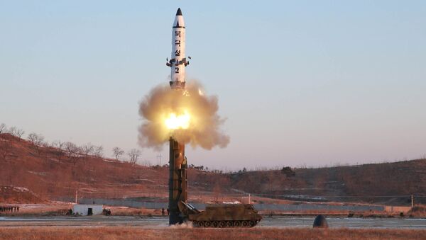 Lançamento do míssil balístico Pukguksong-2 pela Coreia do Norte (foto de arquivo) - Sputnik Brasil