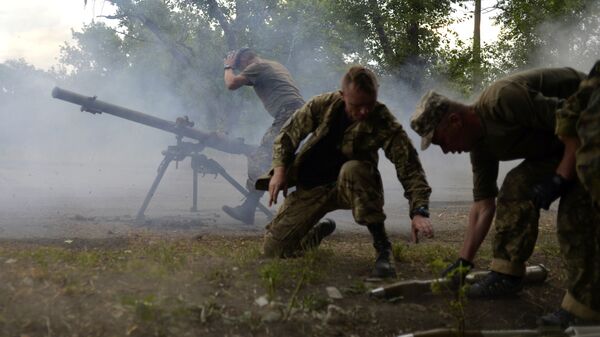 Soldados ucranianos gritam de um lançador de granadas antitanque SPG-9 durante o combate com os separatistas pró-russos perto de Avdeevka, região de Donetsk, em 18 de junho de 2015 - Sputnik Brasil