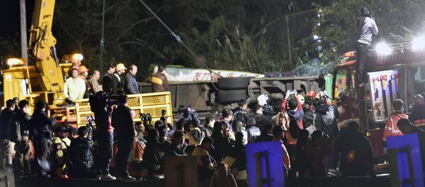 Equipes de resgate tentam encontrar sobreviventes entre os destroços do ônibus em Taipé - Sputnik Brasil