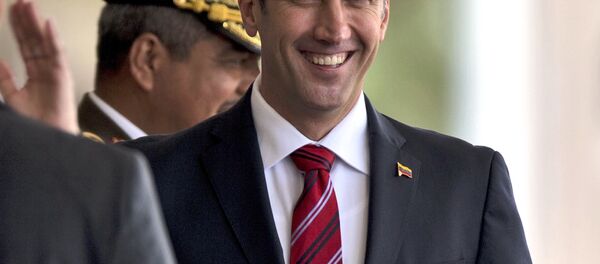 ARQUIVO - Nesta foto de fevereiro de 2017, o vice-presidente da Venezuela, Tareck El Aissami, é saudado por um oficial do Exército Bolivariano após sua chegada para um desfile militar no Forte Tiuna, em Caracas, Venezuela. A administração do presidente Donald Trump aplicou sanções contra El Aissami e o acusa de desempenhar um papel importante no tráfico internacional de droga. - Sputnik Brasil