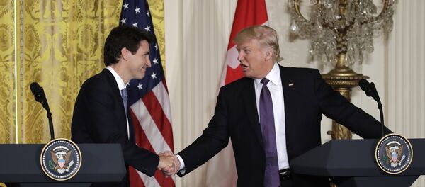 President Donald Trump shakes hands with Canadian Prime Minister Justin Trudeau during their joint news conference in the East Room of the White House - Sputnik Brasil