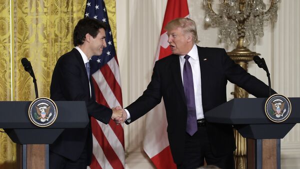 President Donald Trump shakes hands with Canadian Prime Minister Justin Trudeau during their joint news conference in the East Room of the White House - Sputnik Brasil