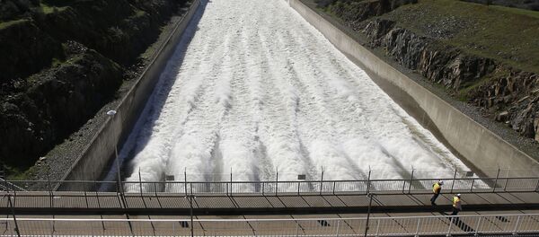 Água ultrapassa dique principal de Oroville, Califórnia, 11 de fevereiro de 2017 - Sputnik Brasil