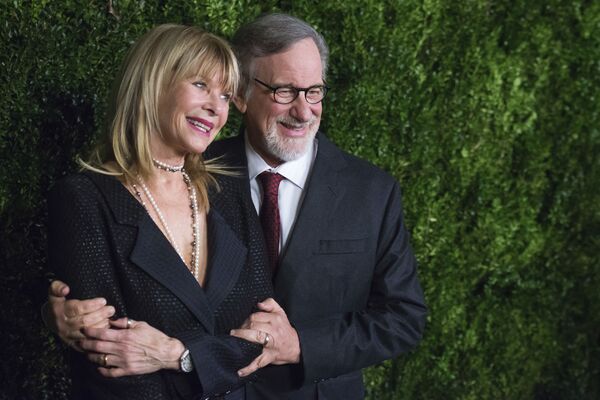 Kate Capshaw e Steven Spielberg na sessão de beneficência em tributo a Tom Hanks no Museu de Arte Moderna de Nova York - Sputnik Brasil