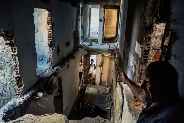 Foto da série Palácio de Copacabana de Peter Bauza que venceu o 3º lugar na categoria Temas Contemporâneos e retrata a vida abafada dos “sem teto, sem terras” - Sputnik Brasil