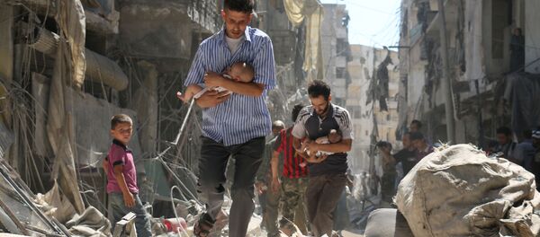 Foto da série Resgatados dos Escombros, do fotógrafo Ameer Alhalbi, na qual cidadãos sírios carregam crianças, passando por destroços dos prédios desmoronados na sequência de um ataque aéreo em Aleppo - Sputnik Brasil