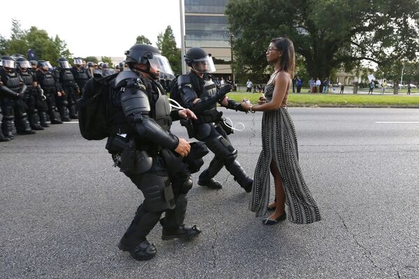 Foto Tomando Postura em Baton Rouge de Jonathan Bachman, que venceu o 1º lugar na categoria Temas Contemporâneos, retrata Ieshia Evans, ativista solitária que chegou à Louisiana para participar do protesto contra a violência policial - Sputnik Brasil