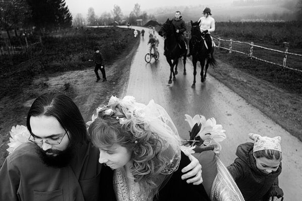 Imagem da série Ilha de Salvação, de Francesco Comello, retrata os habitantes da comunidade de párias isolada e escondida perto de uma estrada lotada entre Moscou e Iaroslavl, fundada na década de 90 por um sacerdote ortodoxo - Sputnik Brasil