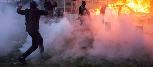 Carro em chamas durante protestos em Bobigny, subúrbio de Paris Carro em chamas durante protestos em Bobigny, subúrbio de Paris - Sputnik Brasil