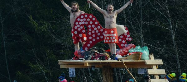 Ao ataque! - homens fantasiados comemoram Maslenitsa em Moscou Ao ataque! - homens fantasiados comemoram Maslenitsa em Moscou - Sputnik Brasil