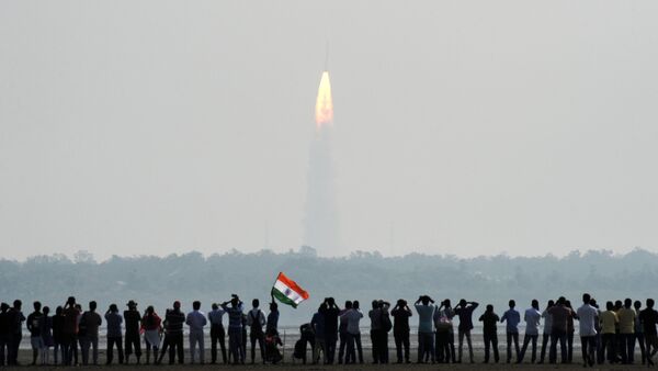 Observadores indianos assistem ao lançamento do foguete da Organização de Pesquisa Espacial Indiana, PSLV-C37, em Sriharikota, em 15 de fevereiro de 2017 - Sputnik Brasil
