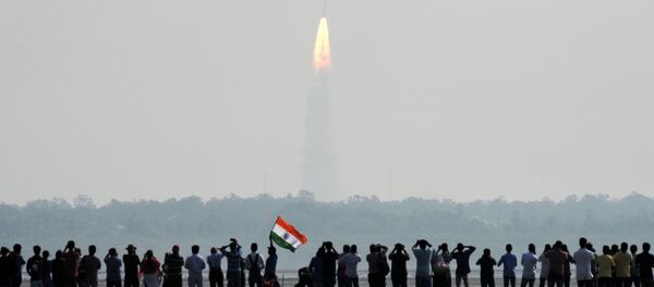 Observadores indianos assistem ao lançamento do foguete da Organização de Pesquisa Espacial Indiana, PSLV-C37, em Sriharikota, em 15 de fevereiro de 2017 - Sputnik Brasil