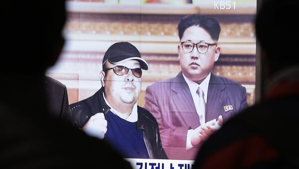 Uma tela de TV mostra fotos do líder norte-coreano, Kim Jong-un, e seu irmão mais velho, Kim Jong-nam, à esquerda, na Estação Ferroviária de Seul, Coreia do Sul, terça-feira, 14 de fevereiro de 2017. - Sputnik Brasil