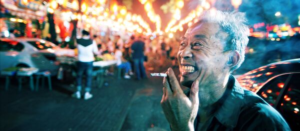Homem chinês fumando - Sputnik Brasil