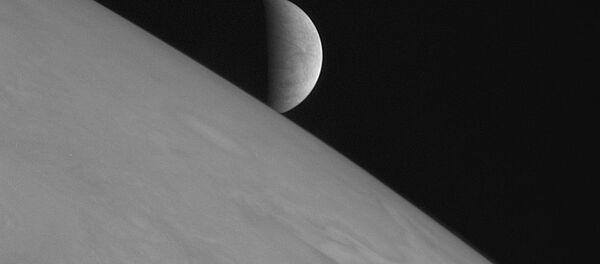 New Horizons capturou esta imagem da lua gelada Europa no momento em que o satélite se levanta acima dos topos das nuvens de Júpiter. Nunca antes uma nave tinha se aproximado tanto do planeta gigante. - Sputnik Brasil