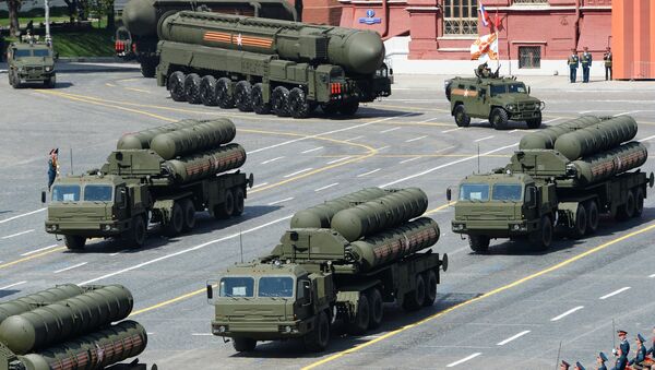 S-400 Triumph / SA-21 Growler sistemas de mísseis terra-ar de médio e longo alcance no desfile militar de 2015 do 70º aniversário da Vitória na Guerra Patriótica 1941-1945. Moscou, Praça Vermelha - Sputnik Brasil