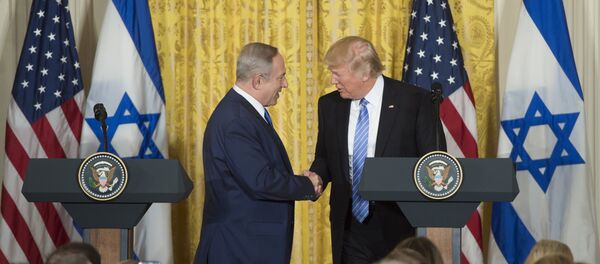 Benjamin Netanyahu, premiê de Israel, em aperto de mãos com o presidente dos EUA, Donald Trump - Sputnik Brasil
