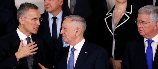 Jens Stoltenberg, secretário-geral da OTAN, e o novo chefe do Pentágono, James Mattis, durante uma reunião em Bruxelas em 15 de fevereiro de 2017 - Sputnik Brasil