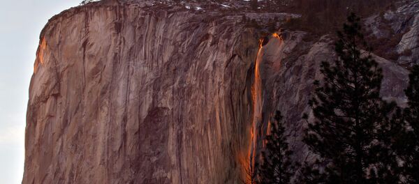 Cascata Horsetail Falls na Califórnia - Sputnik Brasil