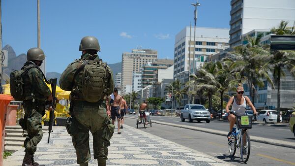 Soldados das Forças Armadas do Brasil atuam no patrulhamento de praias da Zona Sul do Rio de Janeiro - Sputnik Brasil