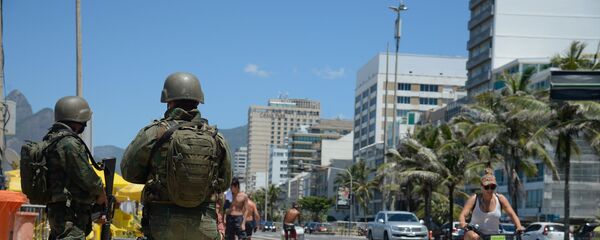 Soldados das Forças Armadas atuam no patrulhamento nas praias da zona sul do Rio de Janeiro - Sputnik Brasil