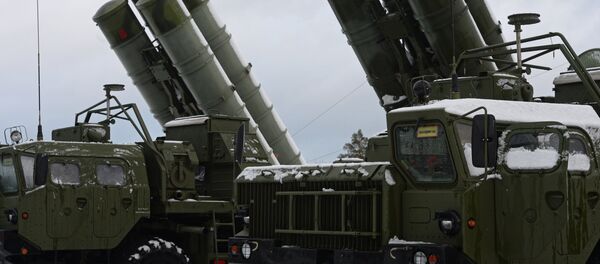 Sistema de mísseis antiaéreos S-400 Triumph em funcionamento Sistema de mísseis antiaéreos S-400 Triumph em funcionamento - Sputnik Brasil