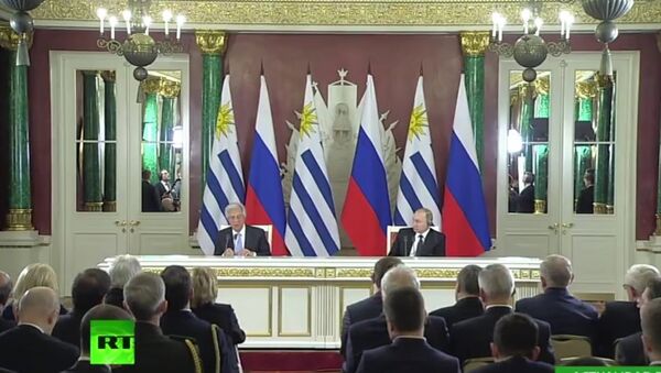 Presidentes do Uruguai e da Rússia, Tabaré Vazquez e Vladimir Putin, em conferência de imprensa após encontro em Moscou - 16 de fevereiro de 2017 - Sputnik Brasil