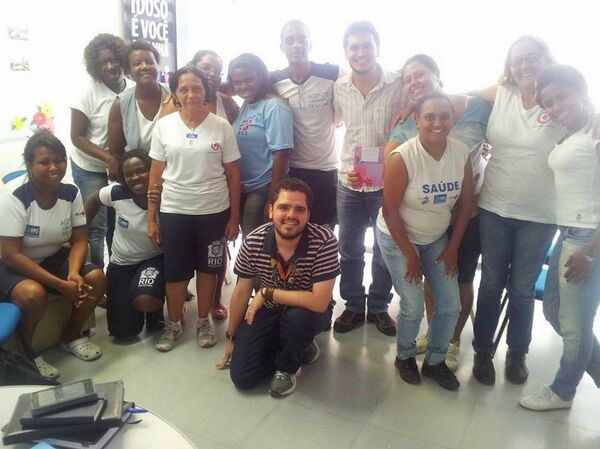 Dr. Renato (de blusa listrada) junto a outros profissionais de saúde atuando na Clínica da Família Aloysio Augusto Novis no RJ - Sputnik Brasil