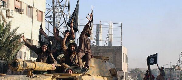Soldados do Estado Islâmico em parada na cidade de Raqqa, Síria - Sputnik Brasil