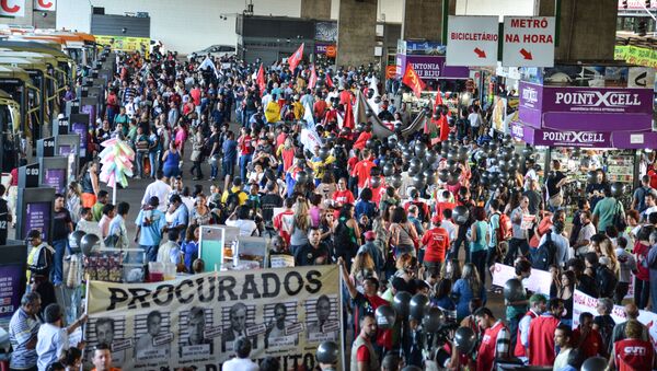 Integrantes da CUT participam dos protestos do Dia Nacional de Luta contra o Projeto de Lei (PL) 4.330/2004, que regulamenta o sistema de terceirização no mercado de trabalho brasileiro - Sputnik Brasil