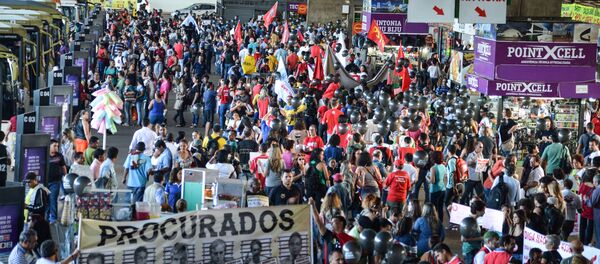 Integrantes da CUT participam dos protestos do Dia Nacional de Luta contra o Projeto de Lei (PL) 4.330/2004, que regulamenta o sistema de terceirização no mercado de trabalho brasileiro - Sputnik Brasil
