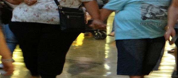 Uma mulher e criança obesas - Sputnik Brasil