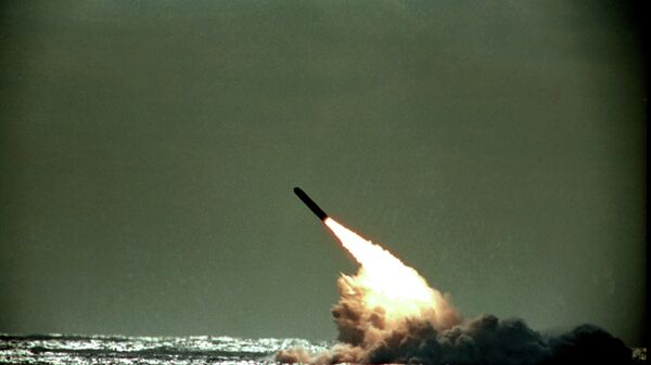 Lançamento de um míssil balístico Trident a partir de um submarino (imagem referencial) - Sputnik Brasil